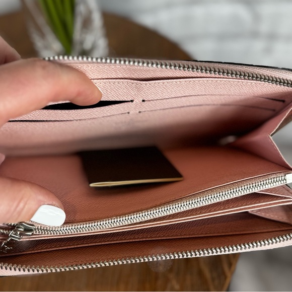 EPI Leather Zippy Wallet by Louis Vuitton - Picture 4 of 13